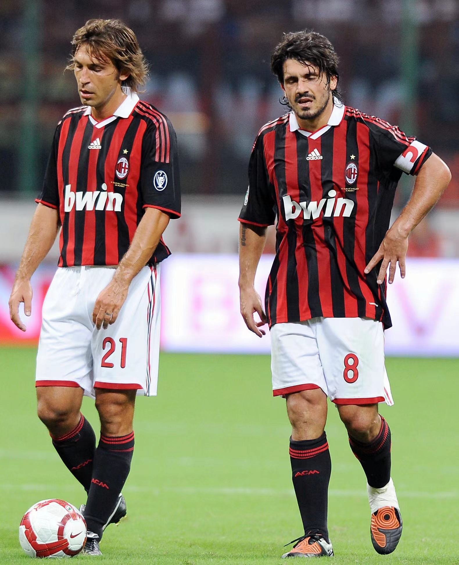 曼城对阵水晶宫，争夺英超争四及争冠席位，双方势均力敌，比赛充满看点。（曼城VS水晶宫：英超争冠／争四焦点对决，双方旗鼓相当，看点十足）