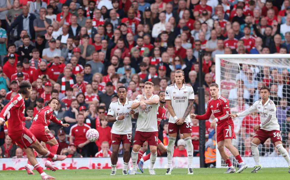 维尼修斯和阿森纳U16球员合影，2米法国门将抢镜（维尼修斯与阿森纳U16合影，2米法国门将抢尽风头）