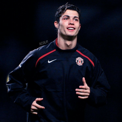 曼联英超赛场精彩抢断反击（曼联英超赛场断球后迅猛反击）