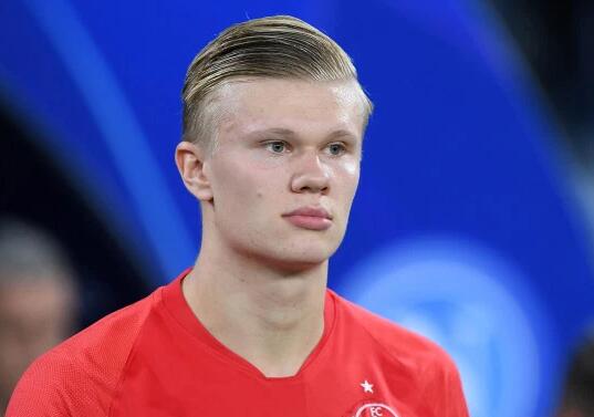 以全新视角回顾AC米兰对阵罗马的比赛📽️🔴⚫（换个角度再看AC米兰对阵罗马的较量🎥🔴⚫）