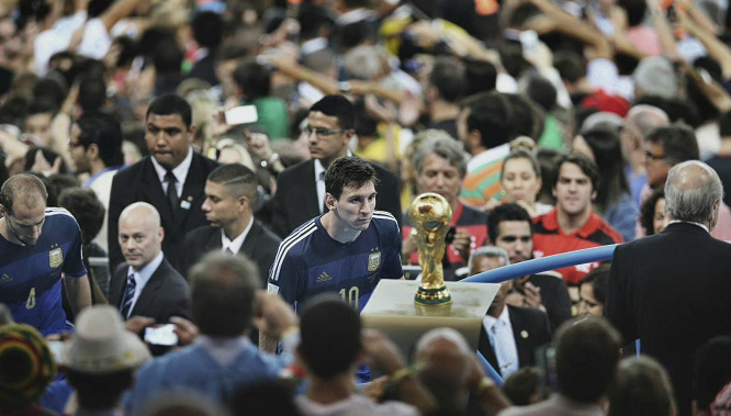 半场战报：拜仁1-0斯图加特，莱默尔脚后跟破门，奥利塞助攻（上半场：拜仁1-0领先斯图加特，莱默尔脚后跟破门，奥利塞送助攻）