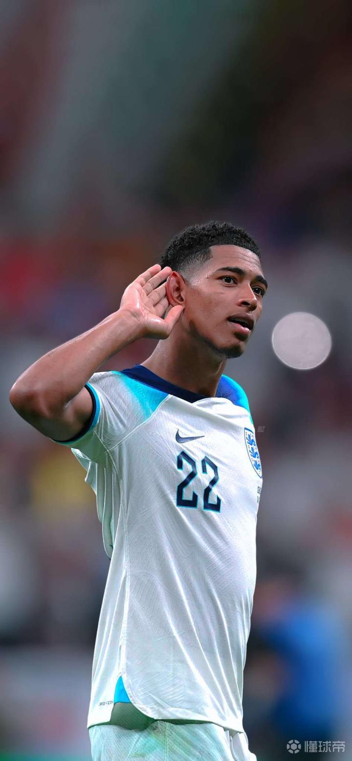 登贝莱包揽2025两大个人荣誉，90后首位金球奖+年度最佳（登贝莱横扫2025双料个人大奖，成90后首位金球得主并加冕年度最佳）