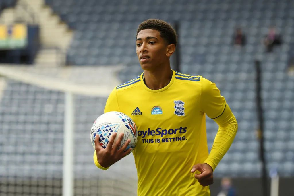 曼联旧将梅开二度：欧冠导演逆袭好戏，20场造17球太犀利（前曼联球员双响：欧冠上演逆袭好戏，20战制造17球火力爆表）