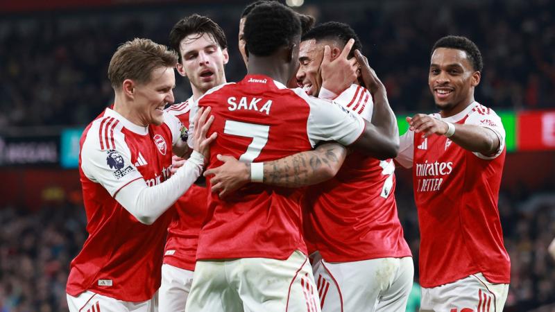 远在迈阿密心系罗马，托蒂和坎德拉用手机观看老东家焦点大战（托蒂与坎德拉身在迈阿密仍牵挂罗马，用手机观看老东家焦点之战）