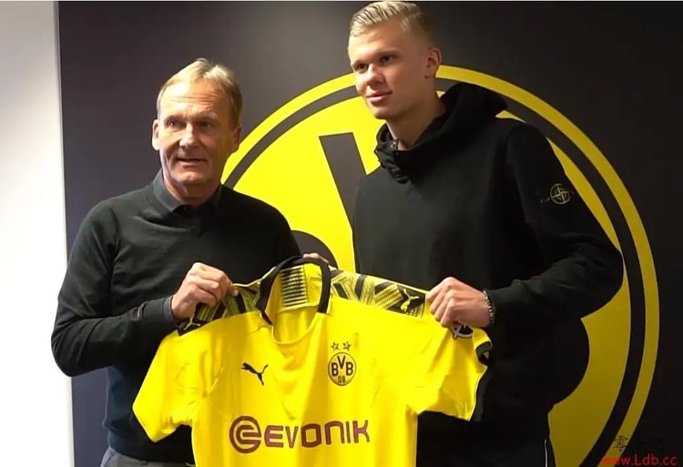 麦克阿瑟官推晒全队登长城照：回顾北京之行（麦克阿瑟官方推特发布全队登长城照：回顾北京之旅）