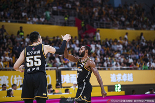 湖人詹姆斯关键三分锁定胜利（詹姆斯命中关键三分，助湖人锁定胜局）