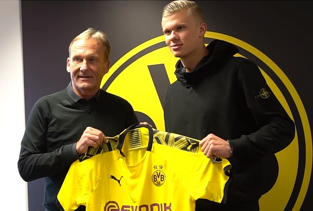 瑞士媒体：一名瑞士裁判涉嫌在女足更衣室偷拍1550小时视频（瑞媒称瑞士裁判疑在女足更衣室偷拍，涉约1550小时影像）