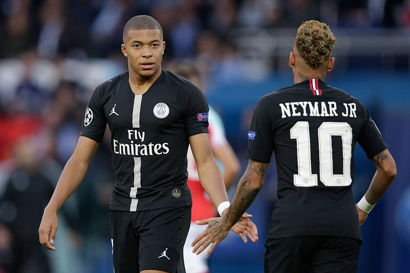 冬窗大戏开启！曼联中场或离队，利物浦寻萨拉赫接班人