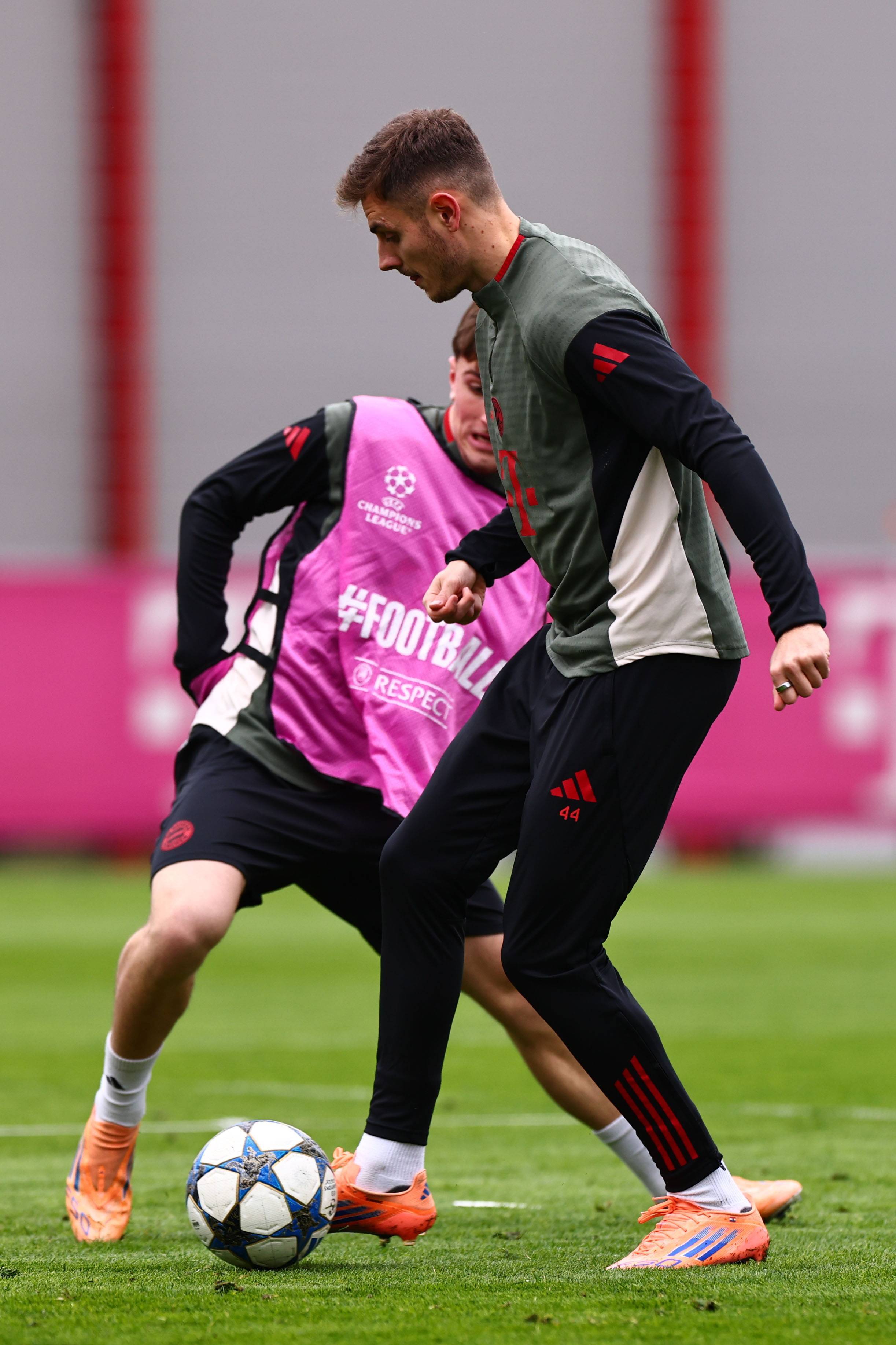 浮嶋敏：无论首发和替补都要为球队做贡献；满意赵松源的表现（浮嶋敏强调首发与替补同样要为球队出力，肯定赵松源的发挥）