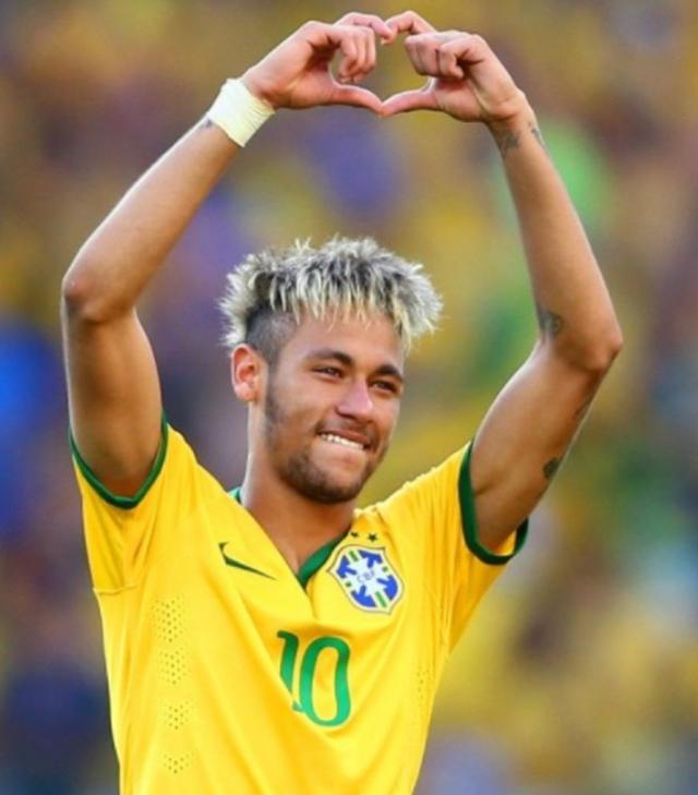 国安球迷跟河南球迷在烧烤店发生冲突，涉事球迷已经被警察带走（烧烤店内国安与河南球迷发生冲突，涉事球迷已被警方带走）