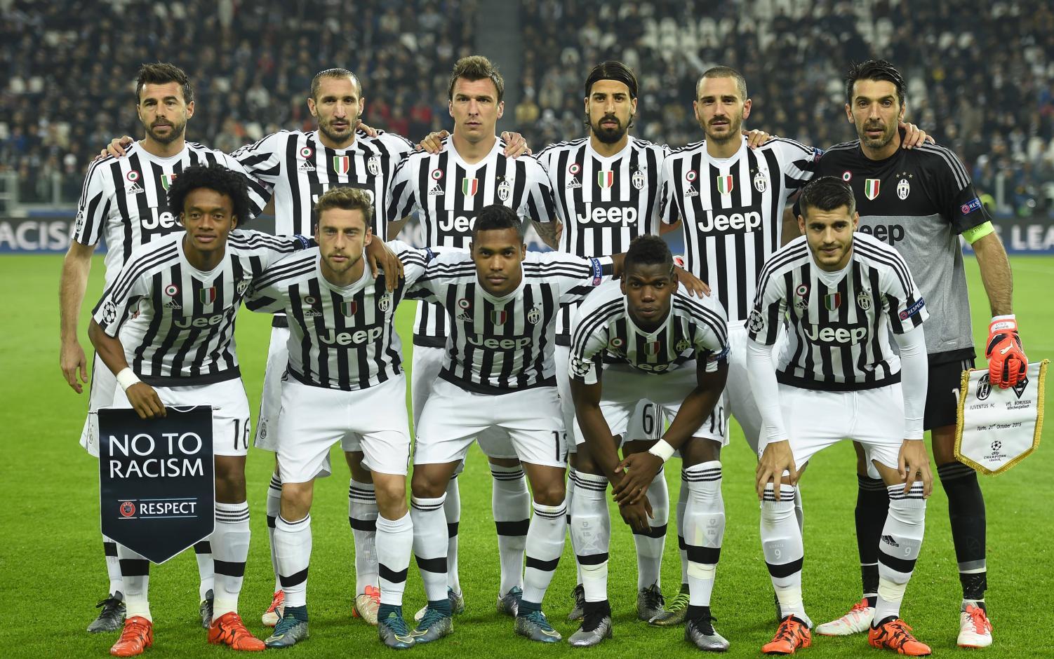 两位体坛巨星会面，樊振东欢乐开怀非常松驰，齐达内眼中充满欣赏